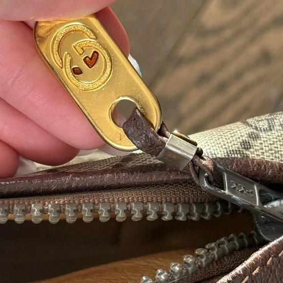 1970s Authentic Gucci Canvas Brown Monogram Shoulder Bag - Picture 4 of 16